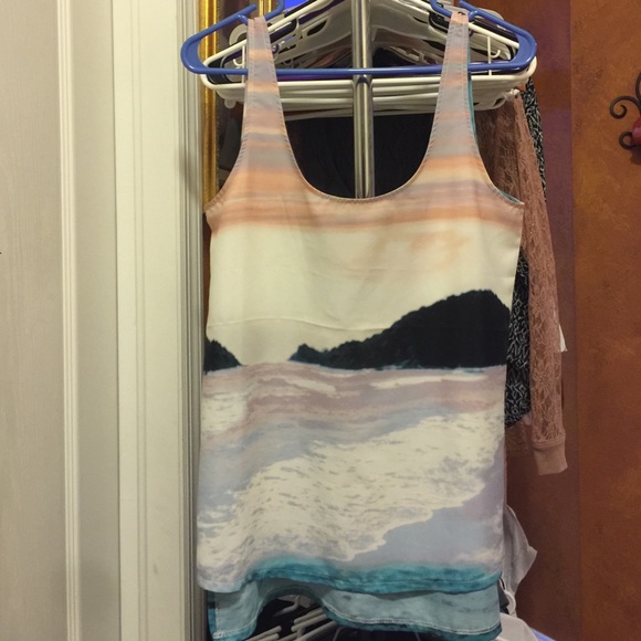 Seashore print tank, small, runs big. NWT