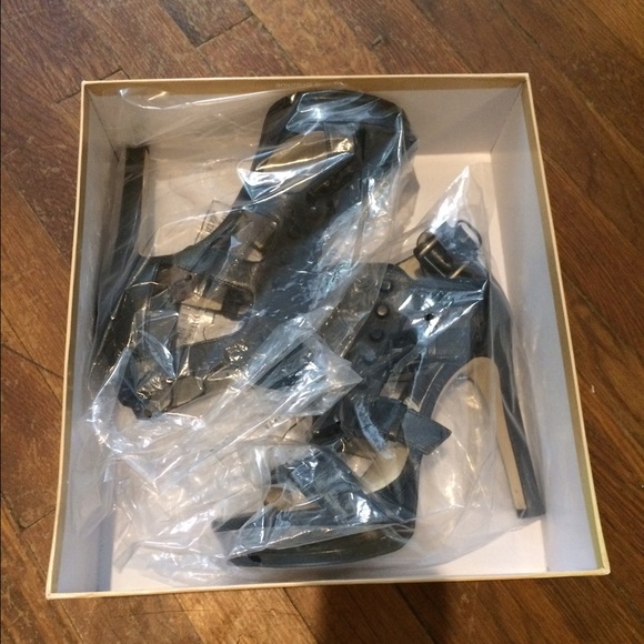 *SOLD* NEW Michael Kors Bryn studded heels 7.5 - Picture 2 of 4