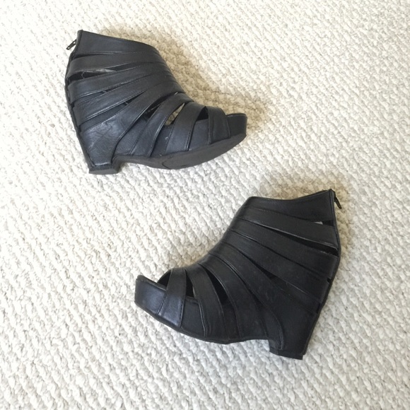 Black wedges