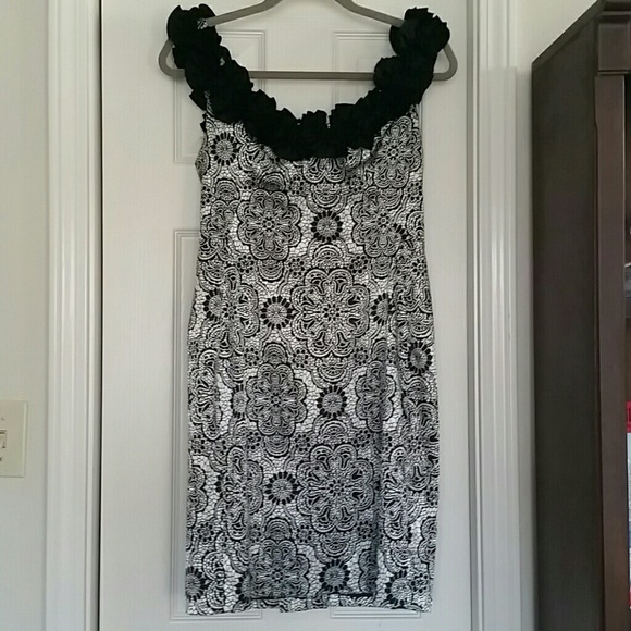 8P Beautiful Dress with flowered neckline