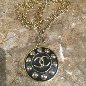 Chanel logo neck less chain