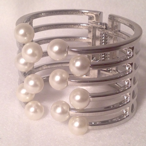 Silver bracelet with pearls
