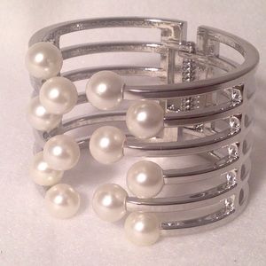 Silver bracelet with pearls