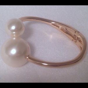 Beautiful bracelet in gold and 2 big pearls .