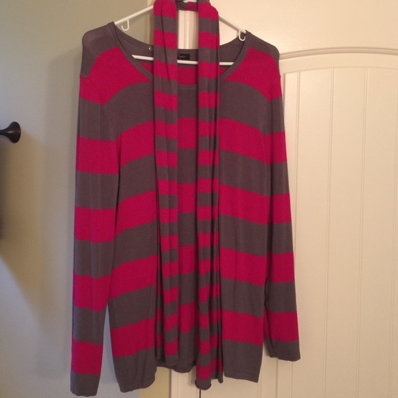 Xl thin sweater with matching scarf set.