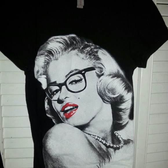 Lot of Two Graphic Tees Size Small - Picture 3 of 3