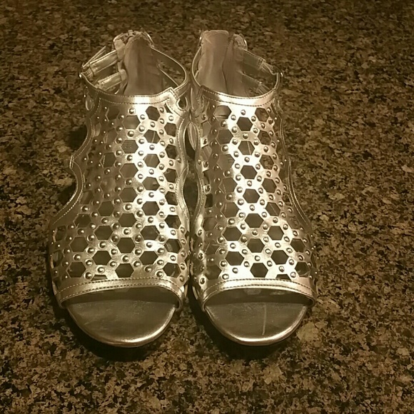 🍁Silver caged sandals w/rivets.