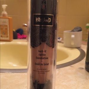 Kat Von D Lock it Tattoo Foundation, Light