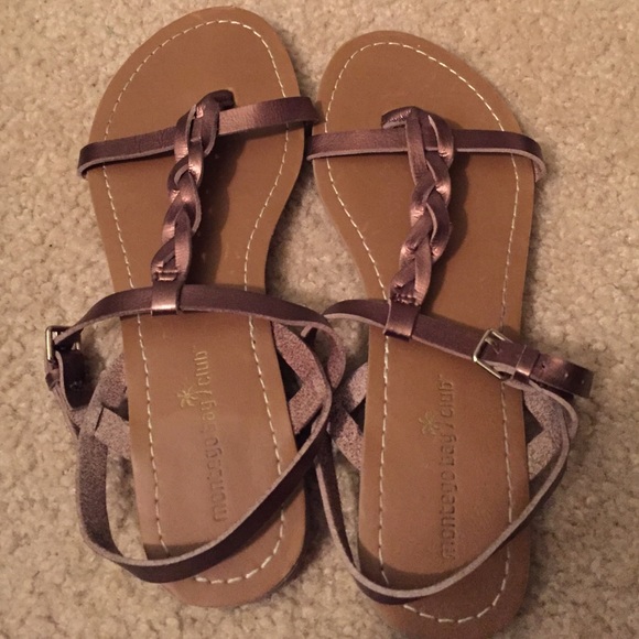 Braided front sandal in bronze brown.