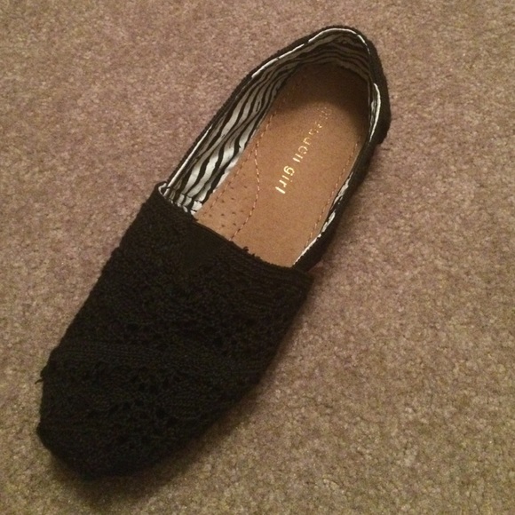 Black lace, Tom-like flat