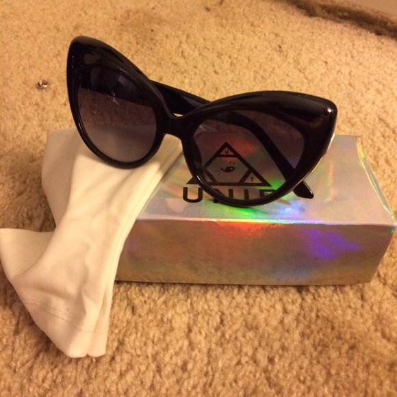 RARE!! BLACK UNIF MOODYS!