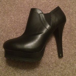 Black Jennifer Lopez bootie