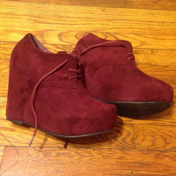 Charlotte Russe Burgundy Suede Wedges 👠 - Picture 2 of 3