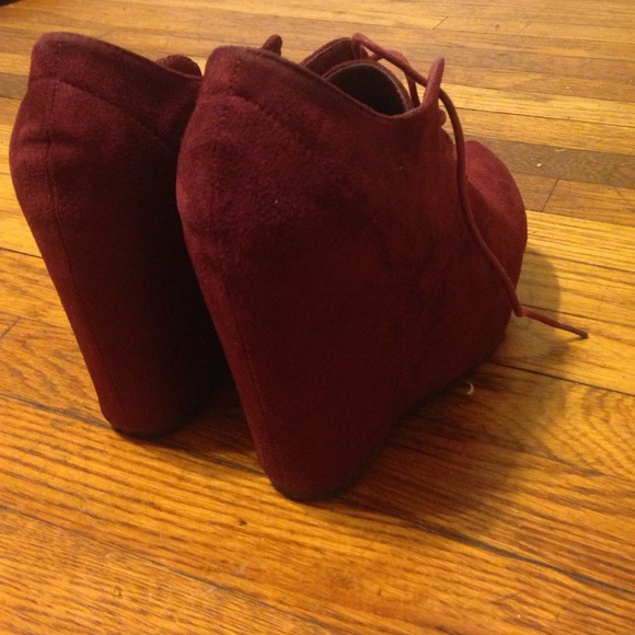 Charlotte Russe Burgundy Suede Wedges 👠 - Picture 3 of 3