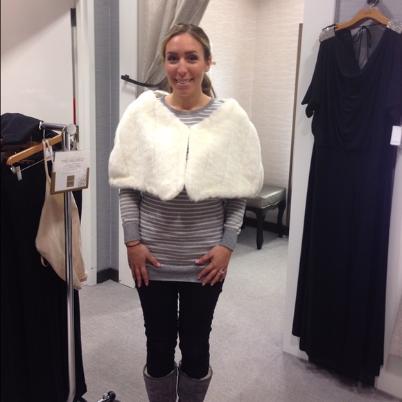 Cache fur shawl NWT
