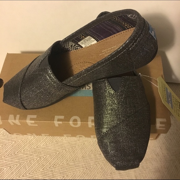 TOMS Shoes - 🆕⭐️ TOMS Black Metallic Slip Ons