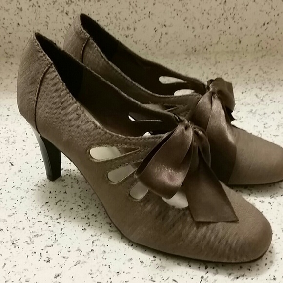 Taupe heel with silk bow detail