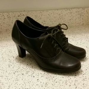 Brown Oxford heels