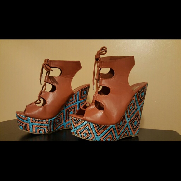 Size 9 Geometric Wedge