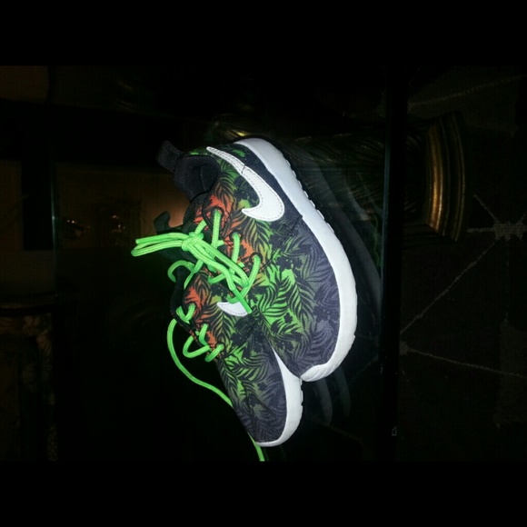 Size 9 children's Nike Roche