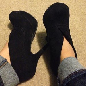 Black shade heeled booties