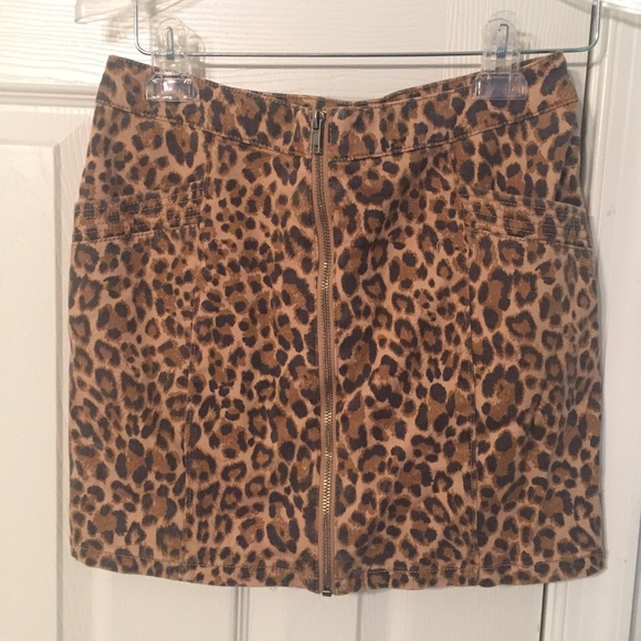 Divided Zip Front Leopard Print Skirt