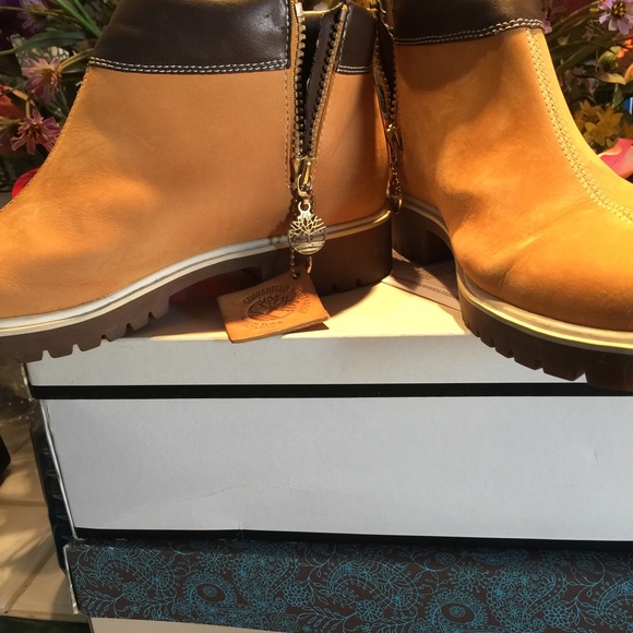 CLASSIC TIMBERLAND BOOTS  SIZE 8  SPECIAL EDITION