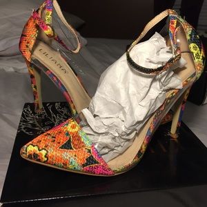 Multicolored pump with clear lining.