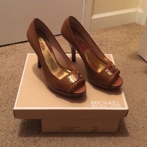 Michael Kors classic platform shoes 8M