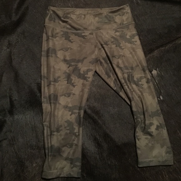 Lululemon Capri work out pants 10