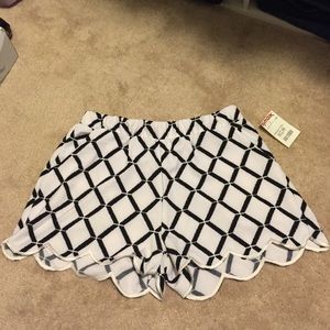 NEW w/ tag Scalloped shorts