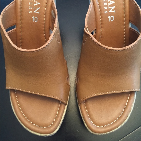 NWOT. Italian Shoemakers. Tan Wedges. Size 10.