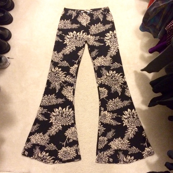 Not sure if Im selling Novella Royale Janis Bells - Picture 2 of 4