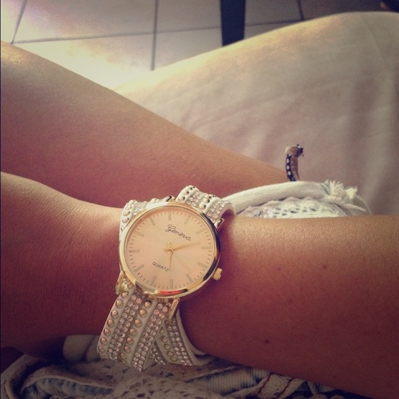 White wrap around watch.❤️