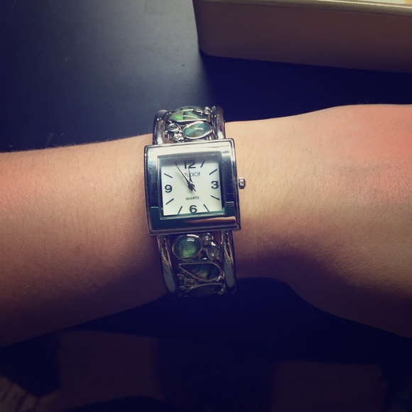 Clip on Watch - Picture 1 of 1