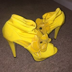 💛Yellow flower heels💛