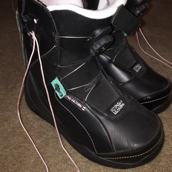 Snowboard boots
