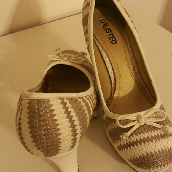 Unlisted Chevron patterned cream and taupe pump