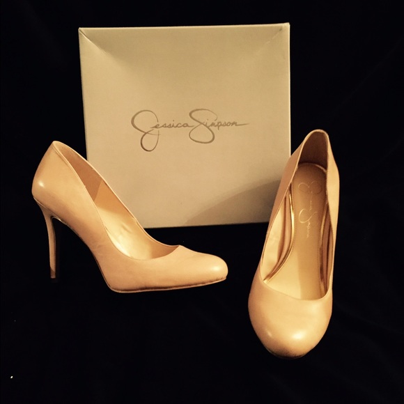 Jessica Simpson pumps