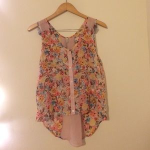 Floral Top 🌸✨ great back detail