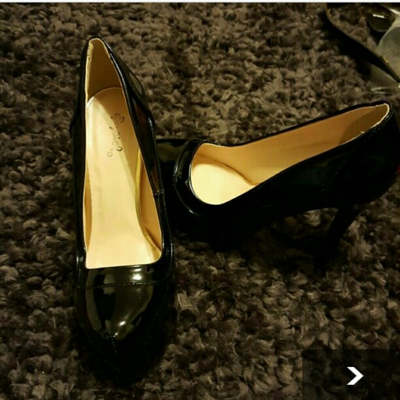 Black pumps