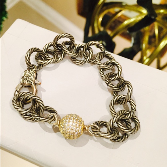 Link fashion bracelet with rhinestone ball