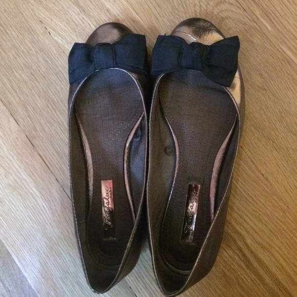 Metallic flats
