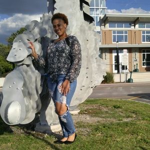 Meet your Posher, Desiree