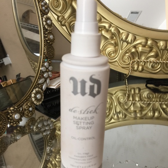 Urban decay deslick makeup setting spray
