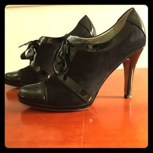 Tahari platform Oxford pumps size 8
