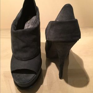 Elizabeth and James Pumps