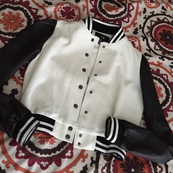 Winter Essential ❗️black and white baseball jacket