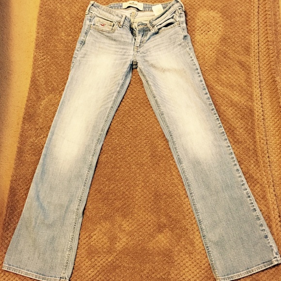Size 3 short. Light wash hollister jeans.
