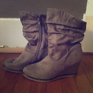 Slouchy wedge boot